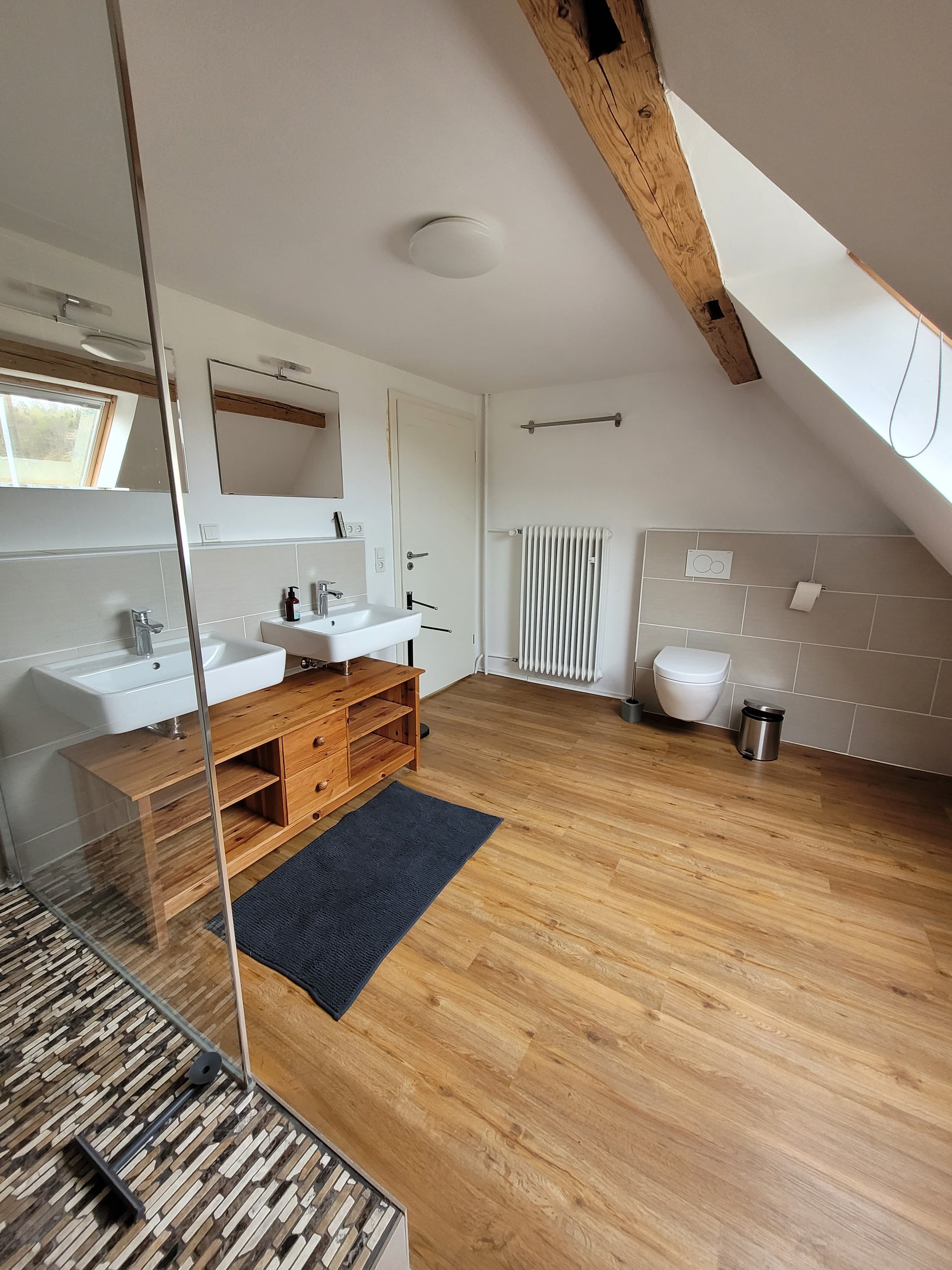 Helles Badezimmer