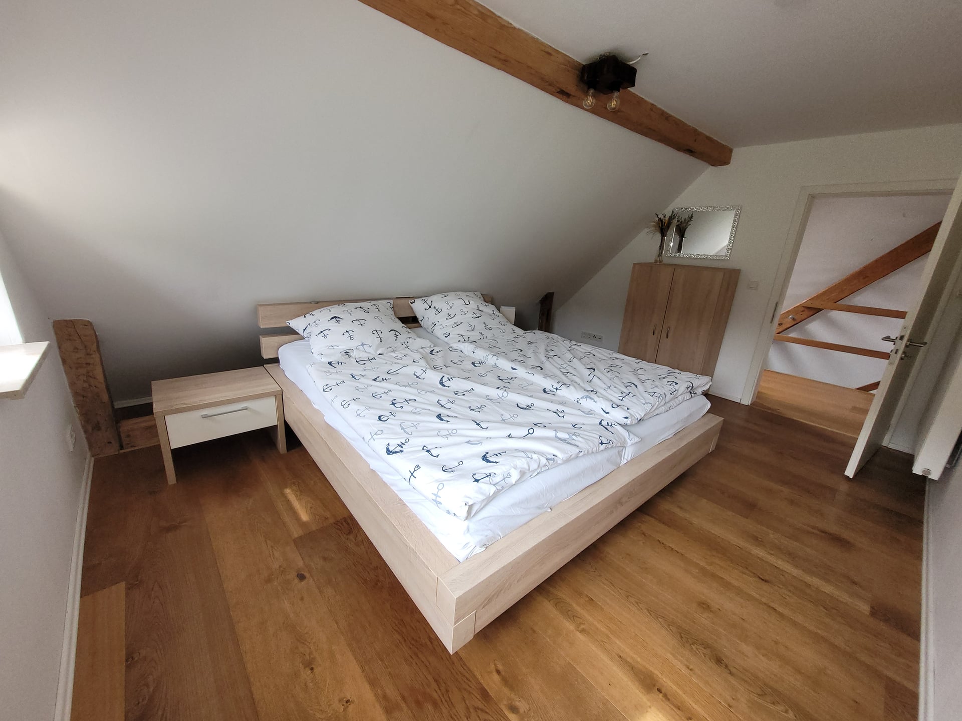 Gemütliches Schlafzimmer mit Dachfenster